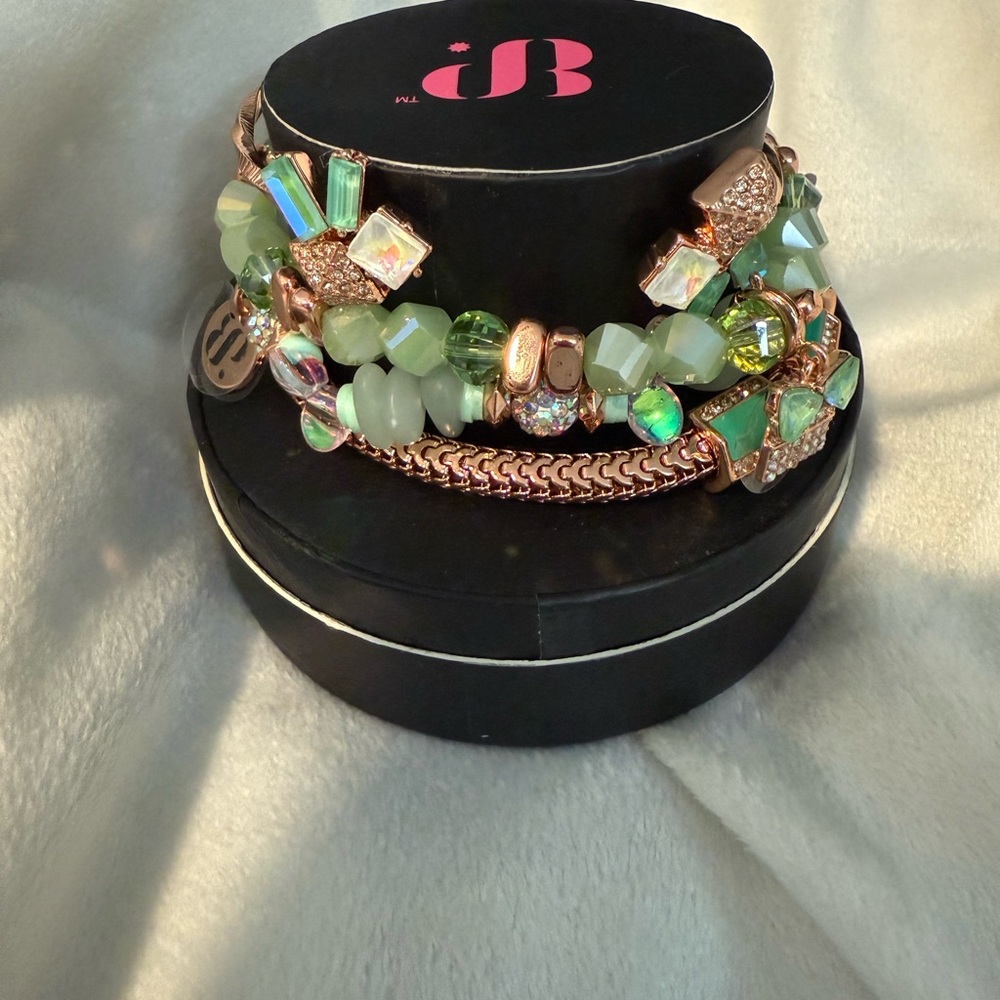 Elegant Green and Gold Bracelet by